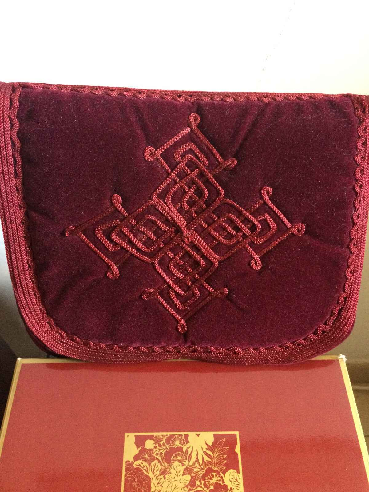 Astuccio in velluto bordeaux con ricamo per il Profumo Vintage Laroche di Guy Laroche