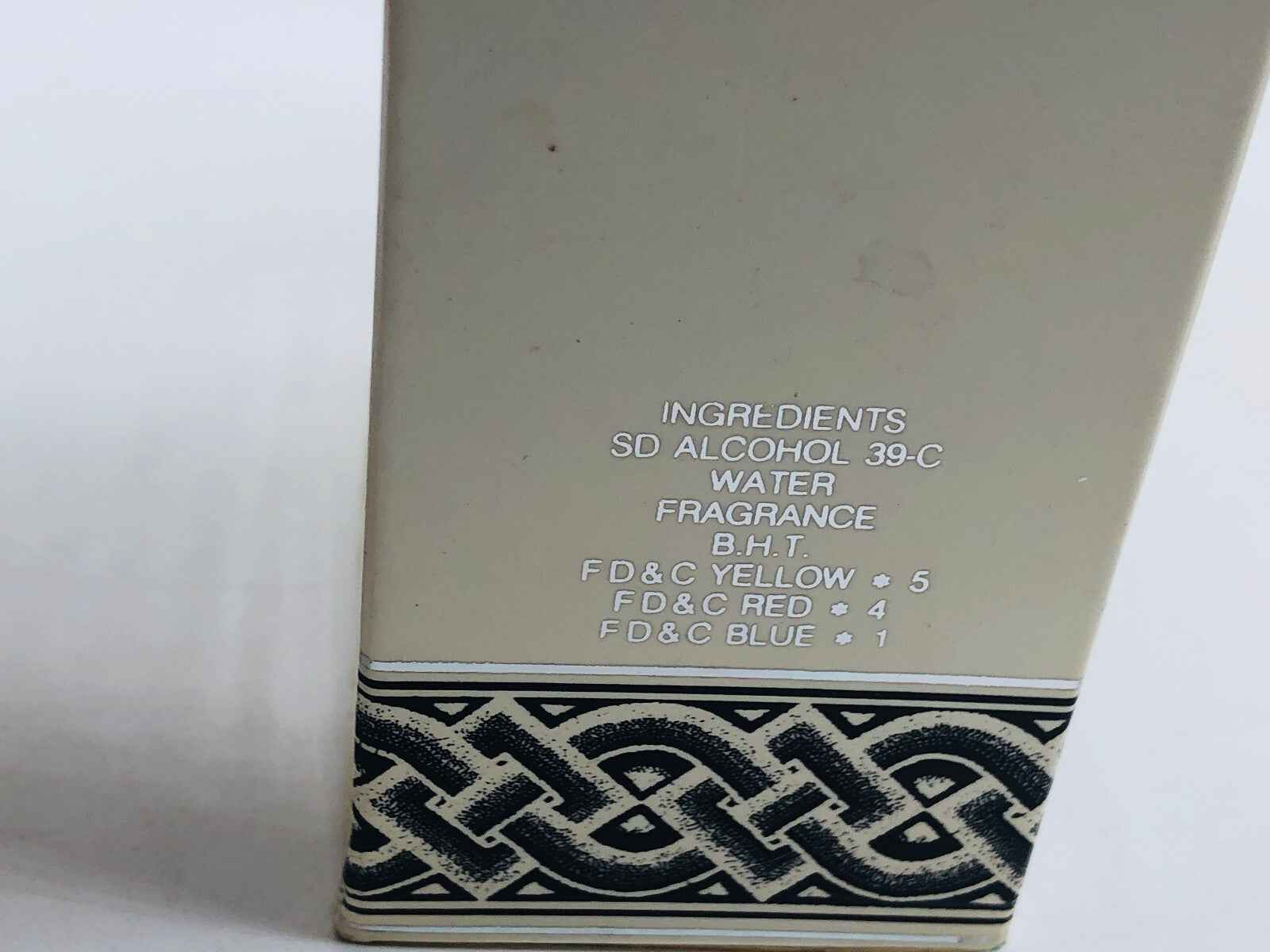 Dettaglio della confezione del profumo Vintage Luciano Soprani con ingredienti elencati sul retro