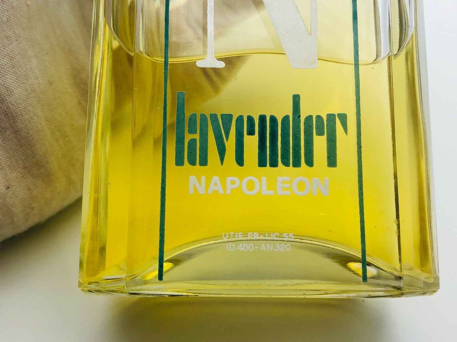 Flacone di profumo vintage Napoleon con etichetta 'lavender' in giallo brillante