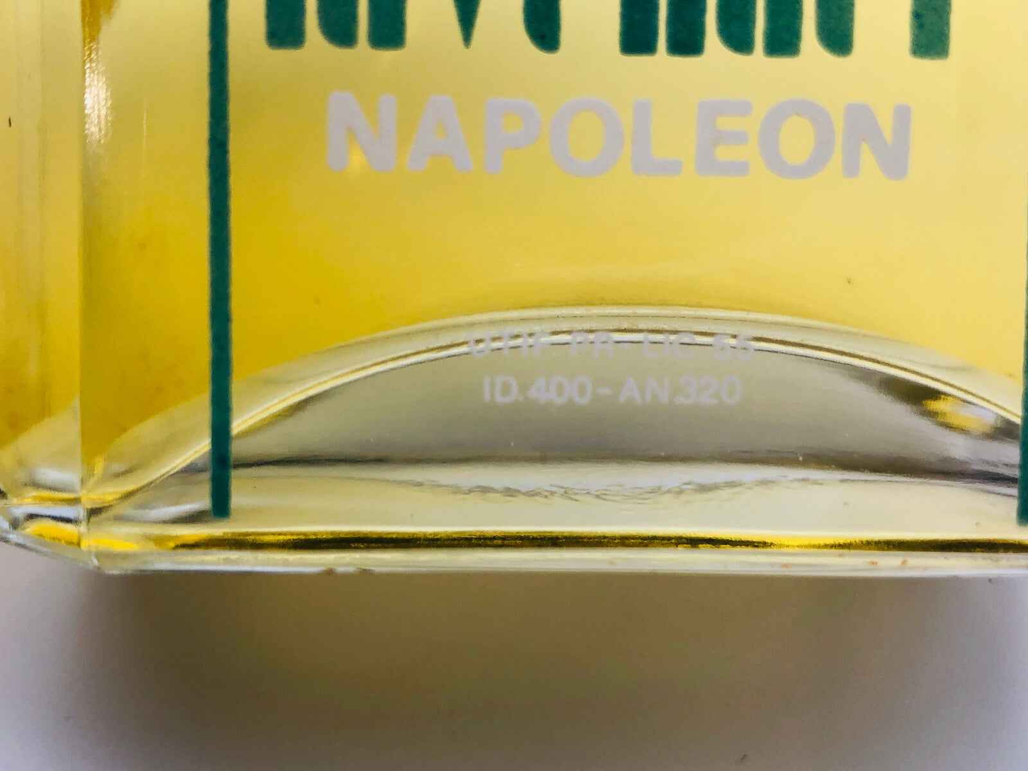 Flacone di Profumo Vintage Napoleon con etichetta chiara e design elegante
