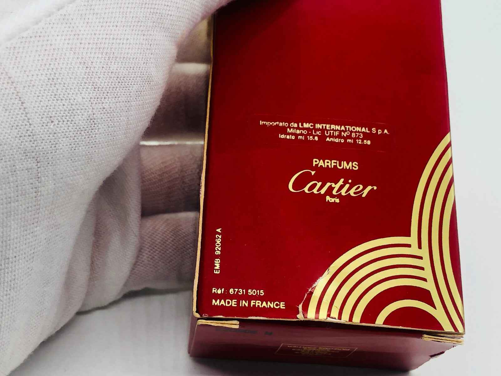 Scatola del profumo vintage Panthere Cartier in rosso con dettaglio dorato e logo Cartier