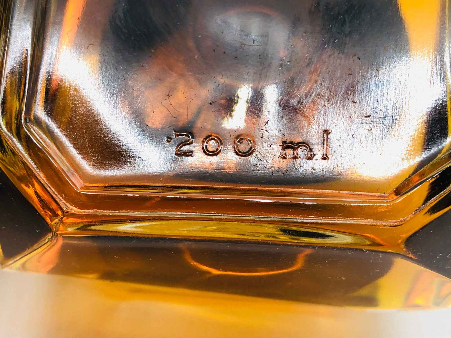 Bottiglia di profumo vintage Sonia Rykiel da 200 ml con design elegante e classico