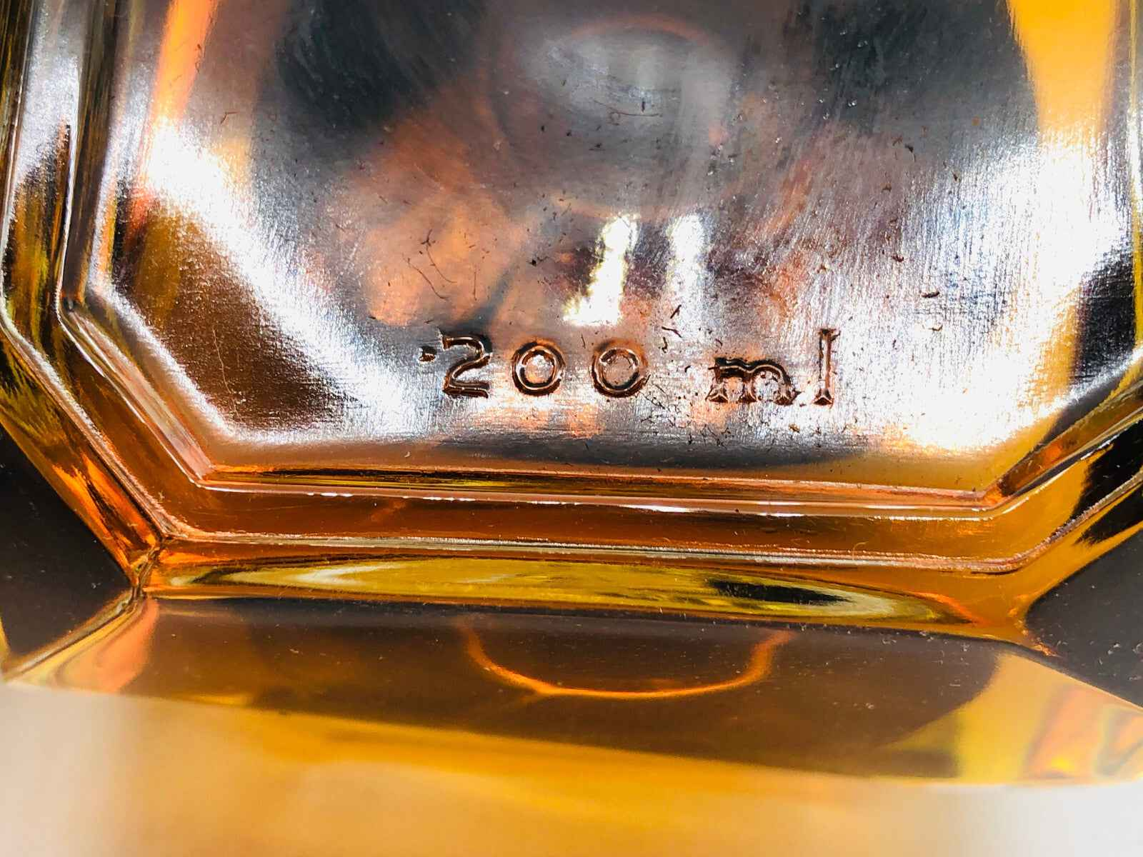 Bottiglia di profumo vintage Sonia Rykiel da 200 ml con design elegante e classico