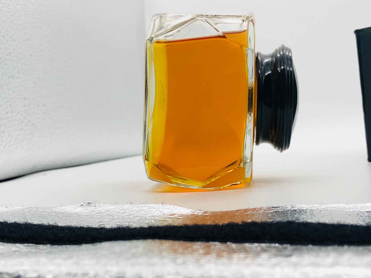 Profumo vintage Sonia Rykiel in flacone elegante con tonalità dorata e tappo nero