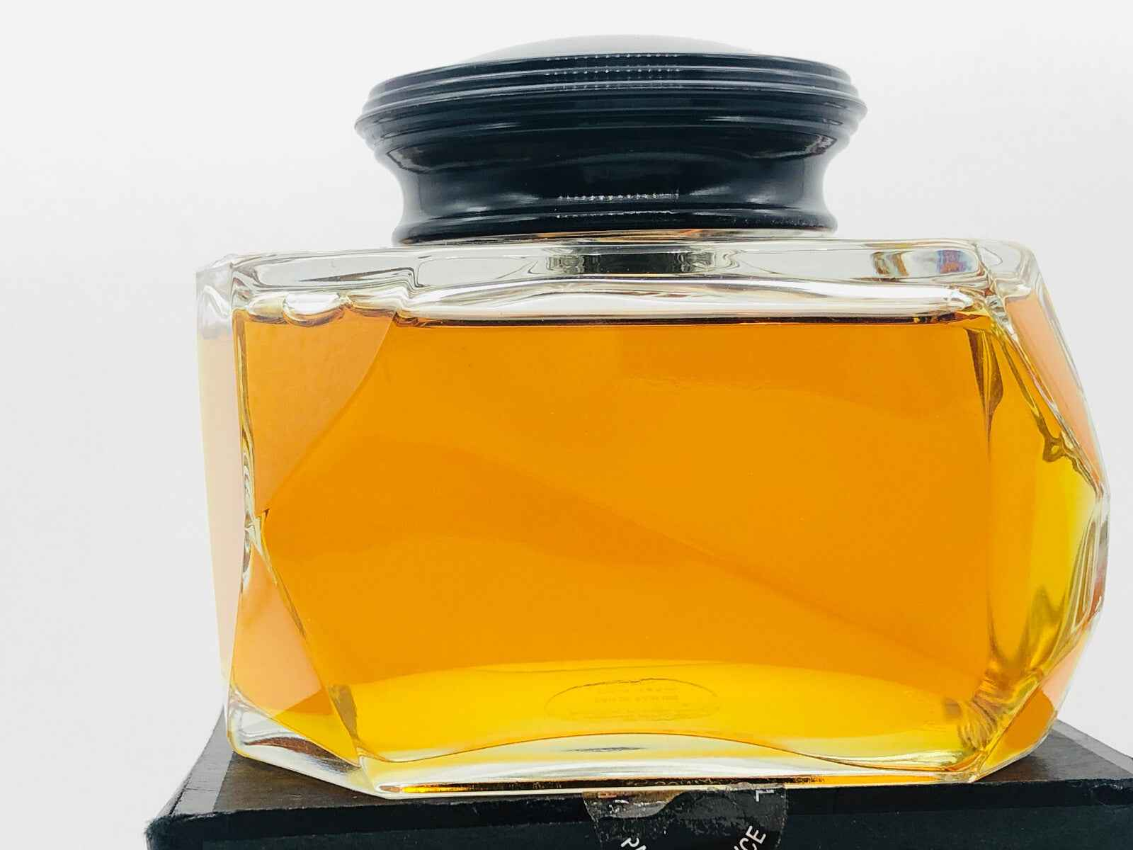 Flacone di profumo vintage Sonia Rykiel con design elegante e liquido dorato all'interno