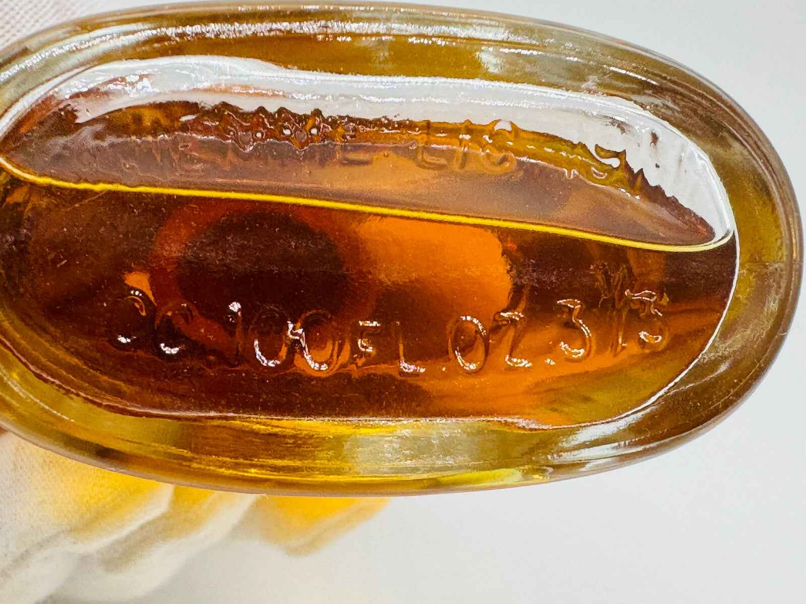 Bottiglia di profumo vintage tabacco con tappo in vetro e tonalità dorate per un aroma unico