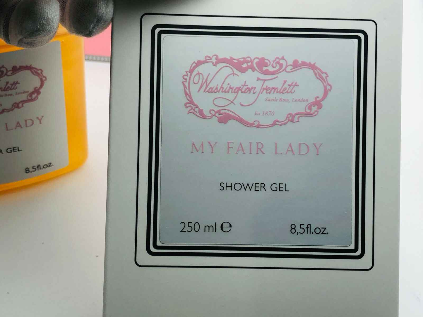 Gel doccia My Fair Lady di Washington Tremlett da 250 ml con etichetta rosa e dettagli eleganti
