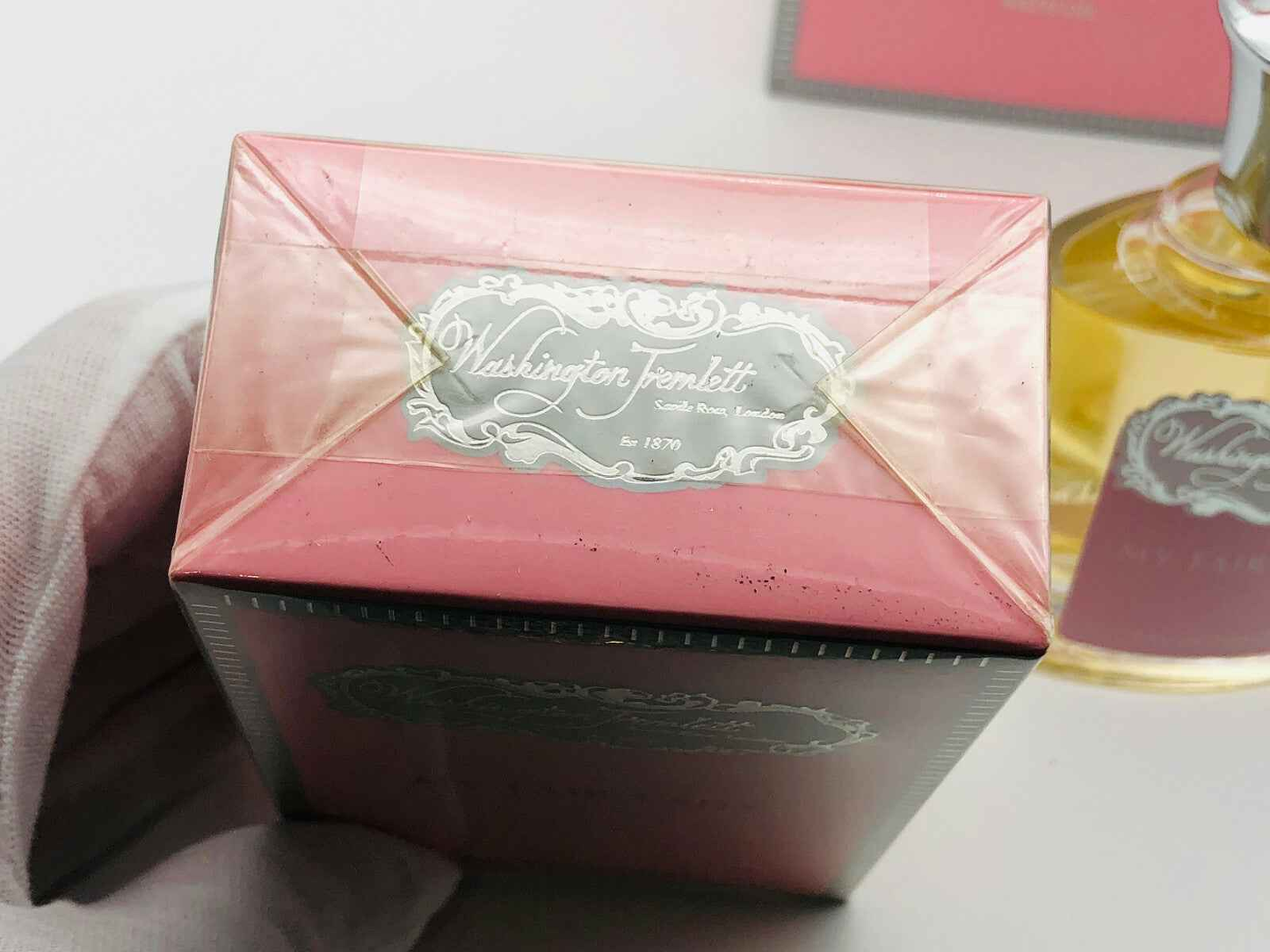 Scatola del profumo Washington Tremlett con design elegante e dettagli raffinati