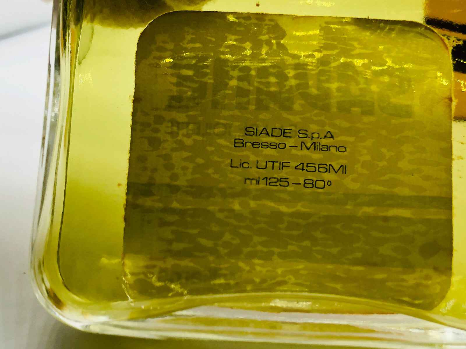 Flacone di profumo Williams Savane con etichetta visibile e design elegante