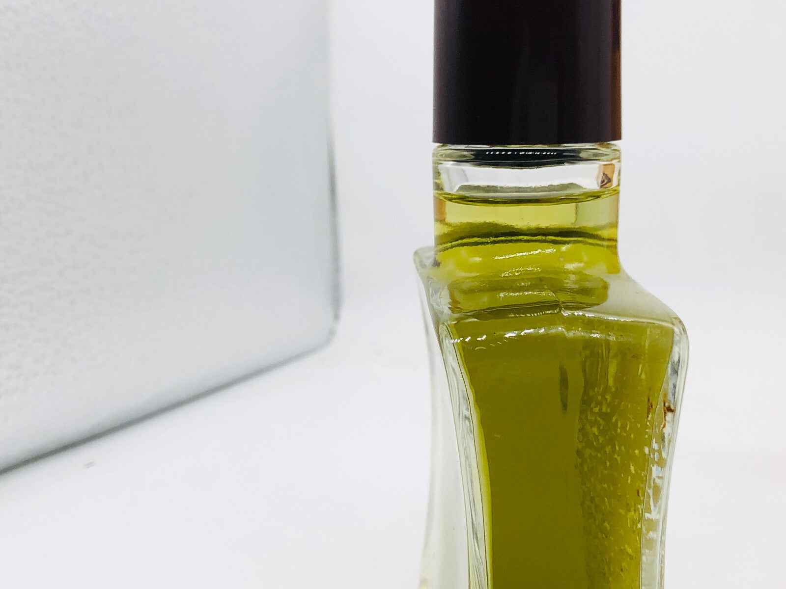 Flacone di profumo Williams Savane con design elegante e tappo marrone