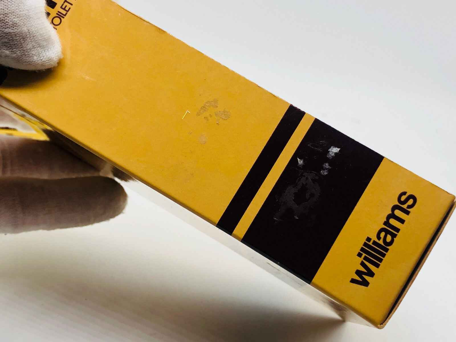 Confezione del Profumo Williams Savane con design giallo e nero per un fragranza distintiva