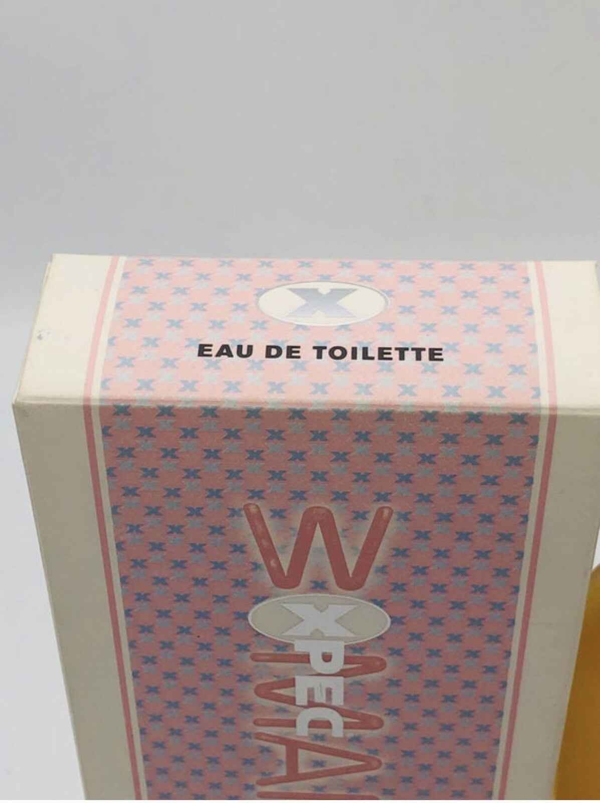 Scatola di profumo Xpec Woma Eau de Toilette con design elegante e colori pastello