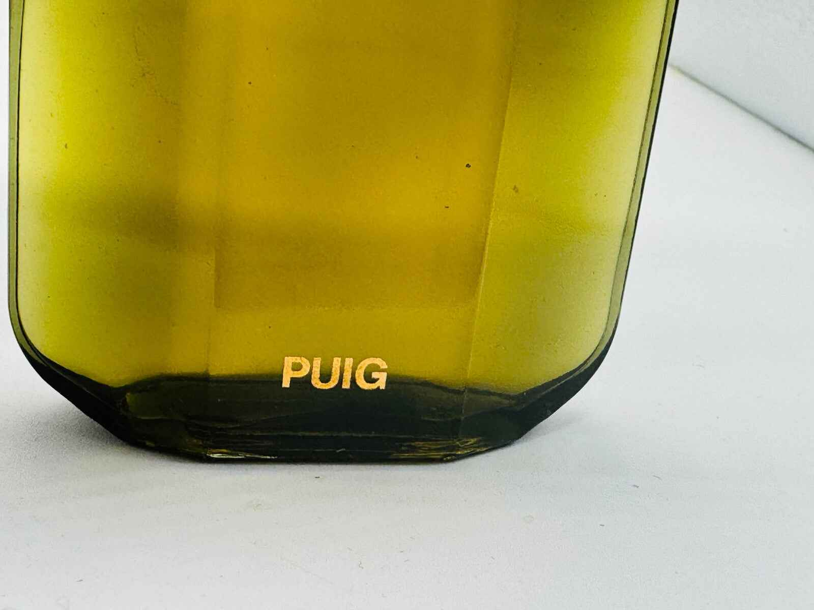 Flacone di profumo Puig Quorum Profumo Vintage con etichetta dorata PUIG in evidenza