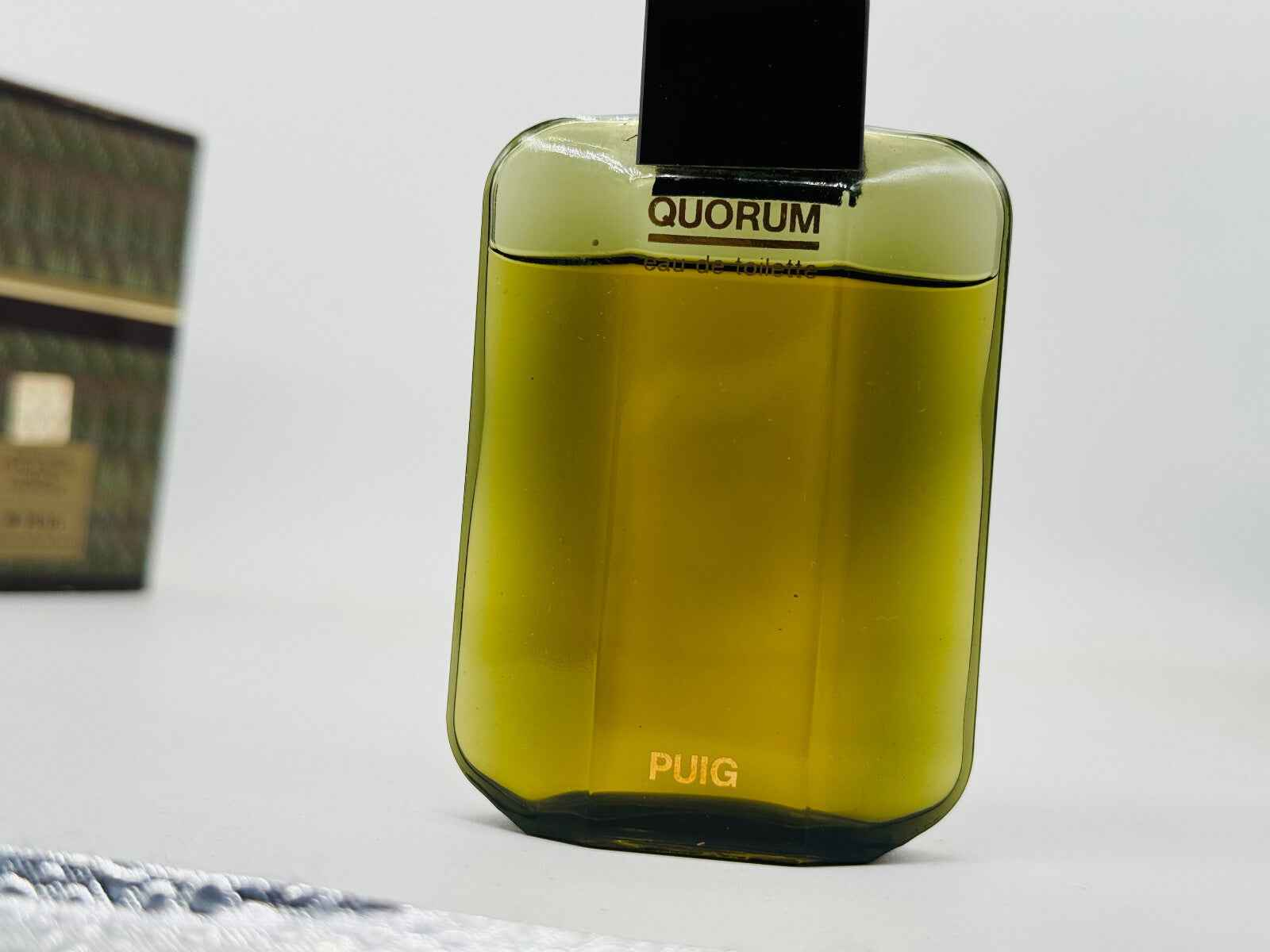 Flacone di profumo Puig Quorum Profumo Vintage in vetro trasparente con etichetta nera
