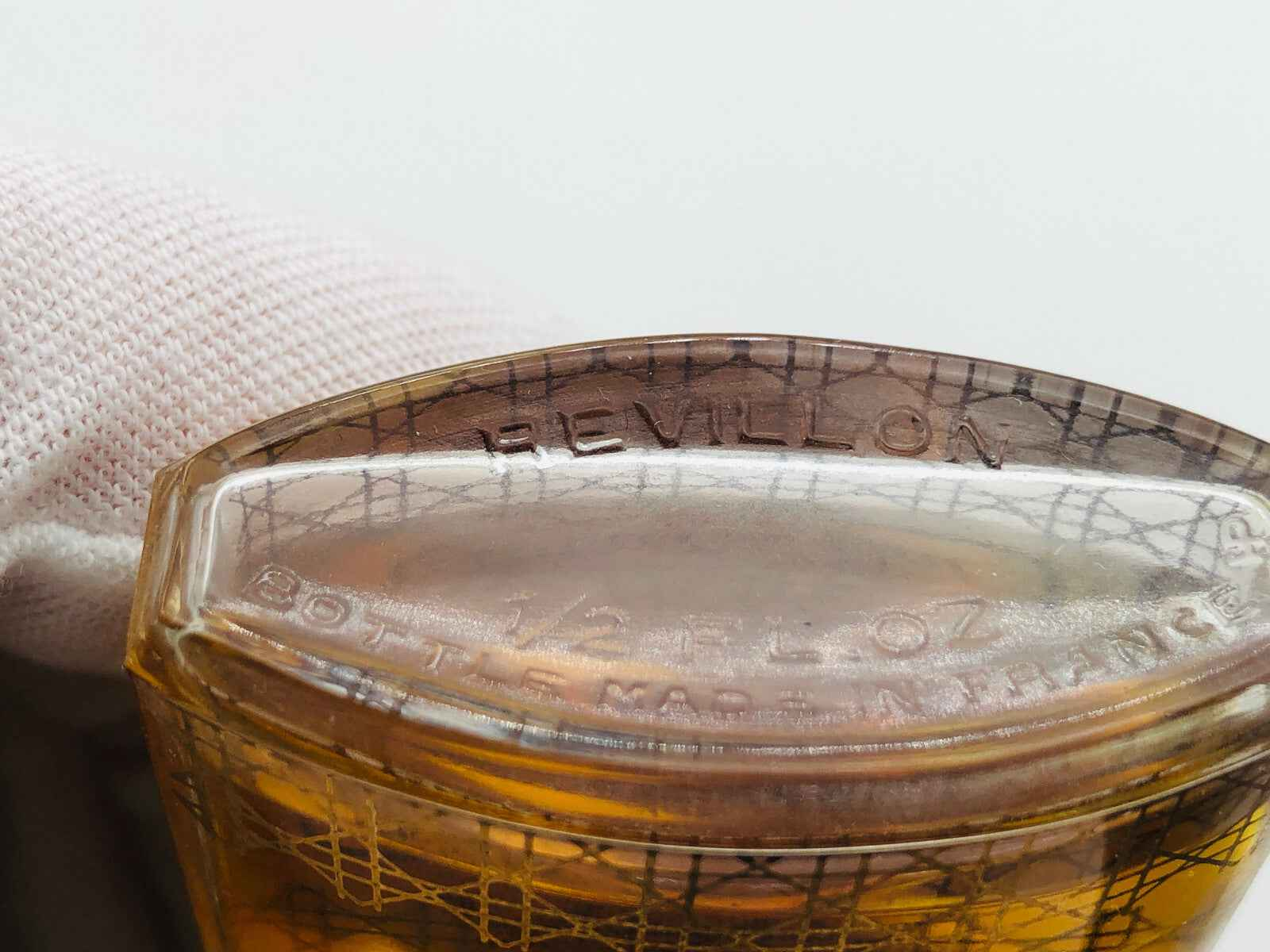 Flacone di profumo Revillon Carnet De Bal con design elegante e dettagli sofisticati