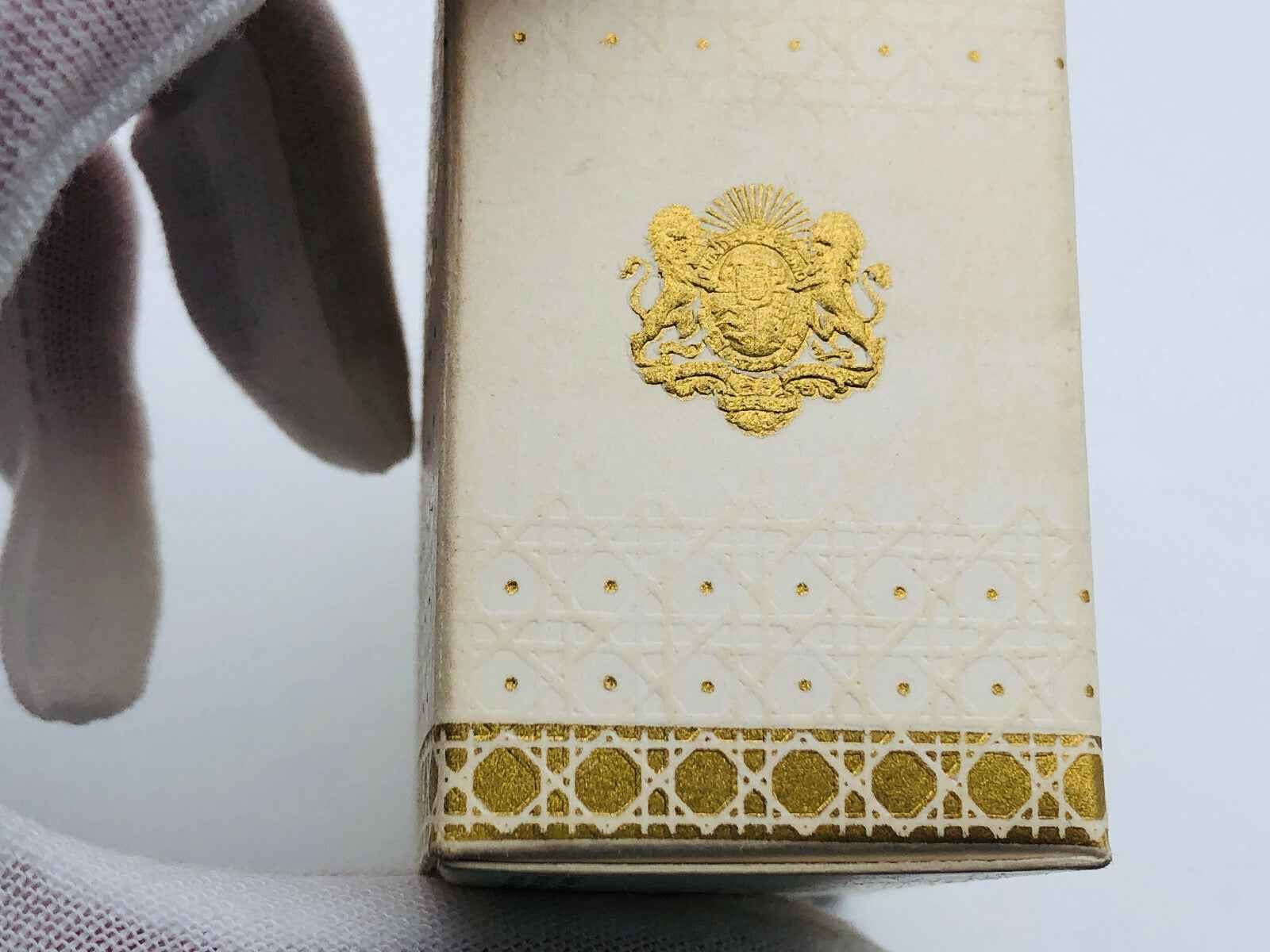 Scatola di Revillon Carnet De Bal con design eleganti e dettagli dorati