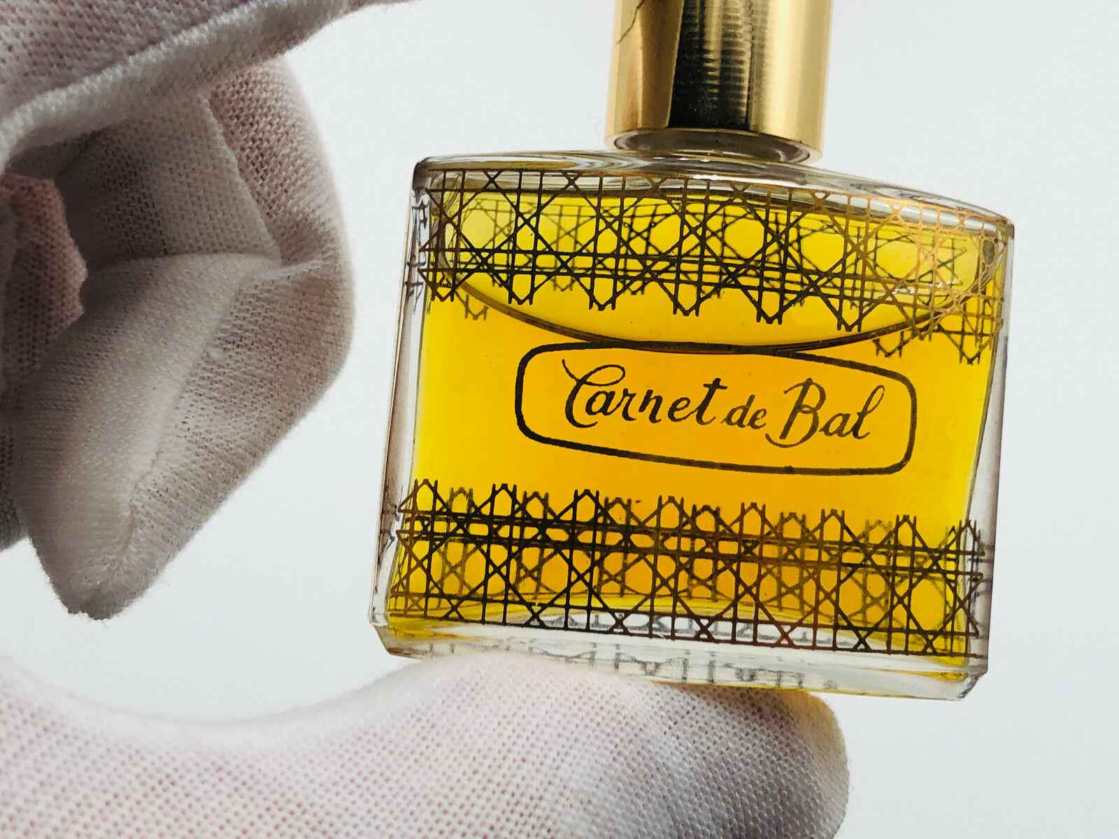 Flacone di profumo Revillon Carnet De Bal con una delicata fragranza gialla e dettagli eleganti