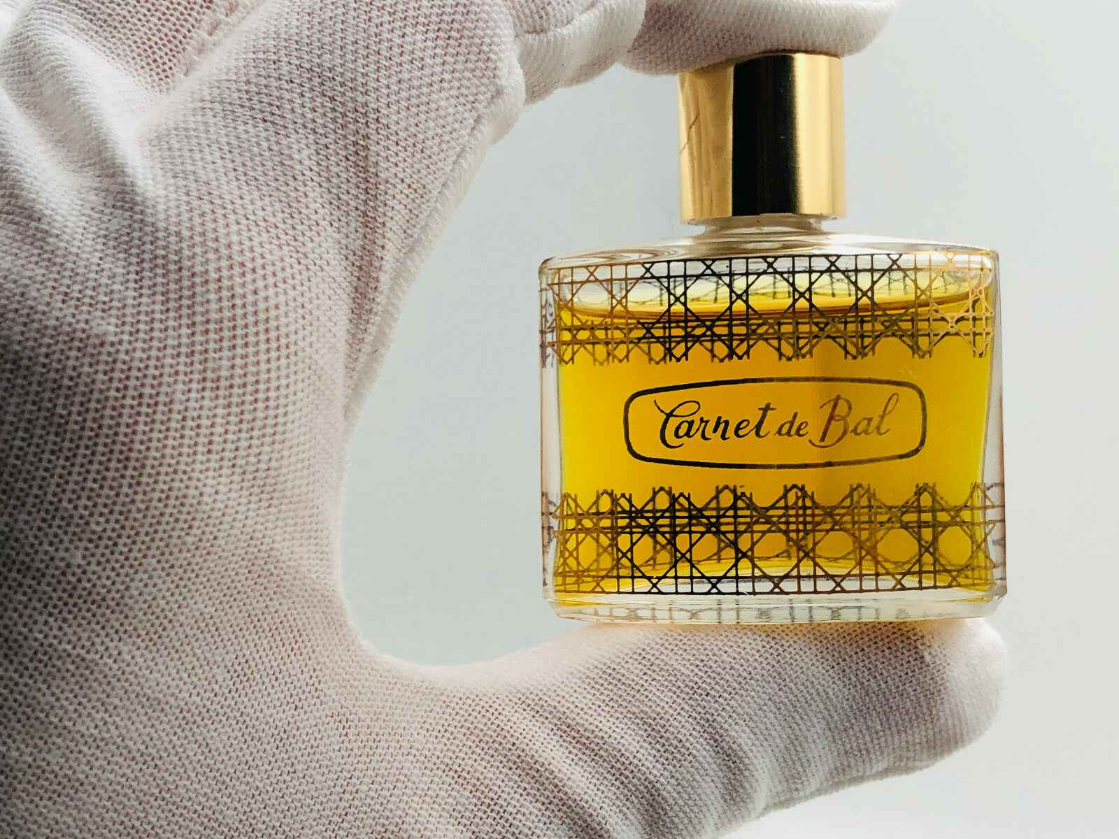 Profumo Revillon Carnet De Bal in flacone elegante con etichetta dorata e design raffinato