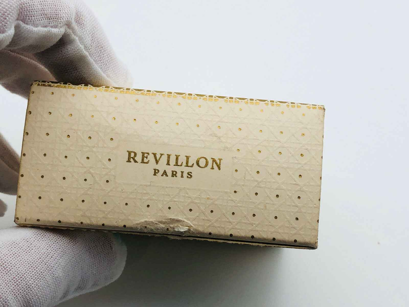 Scatola del profumo Revillon Carnet De Bal con design elegante e dettagli dorati