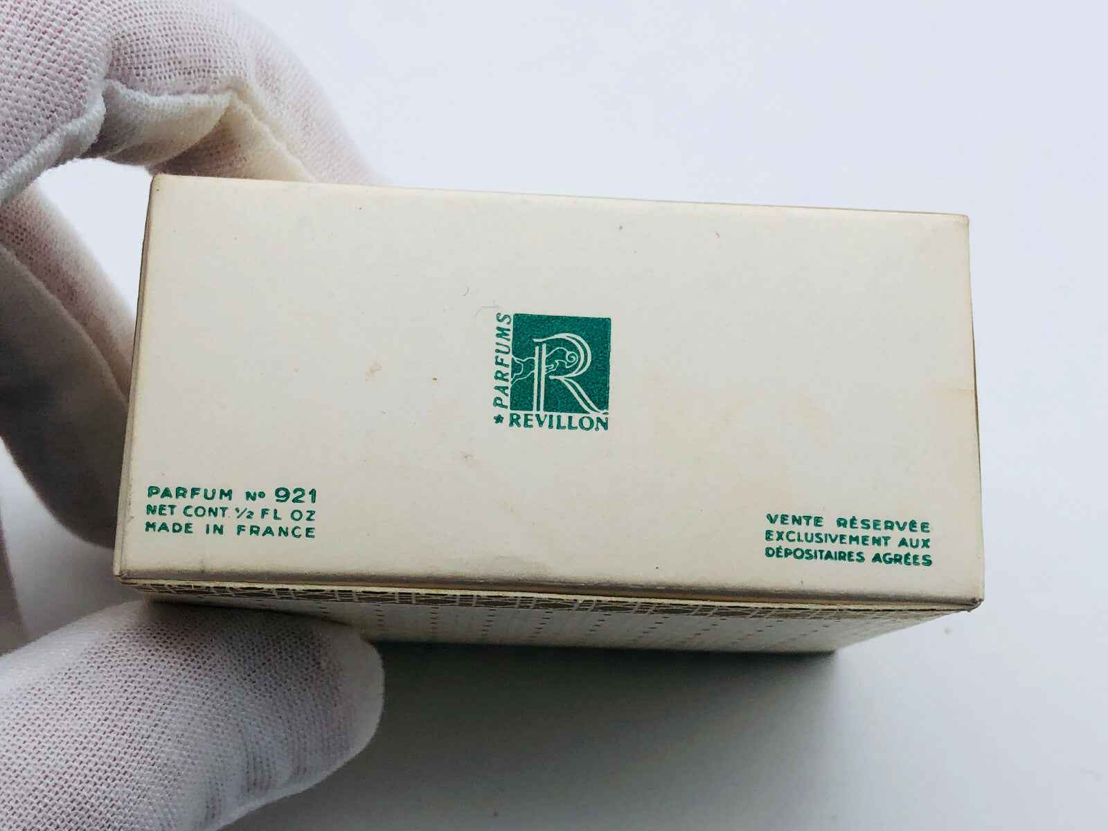Scatola del profumo Revillon Carnet De Bal con etichetta e logo del marchio in verde