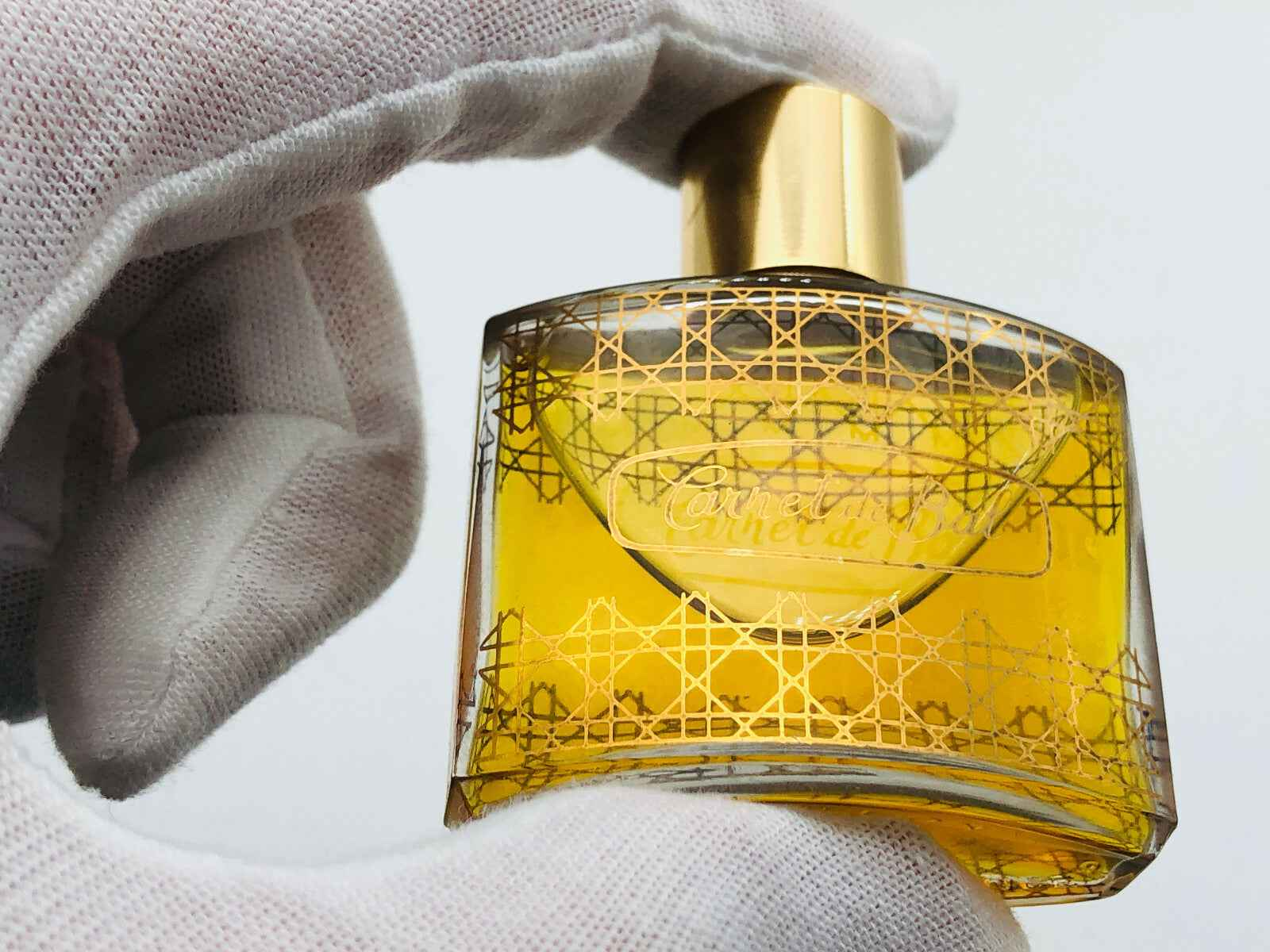 Profumo Revillon Carnet De Bal in flacone elegante con dettagli dorati e tappo dorato