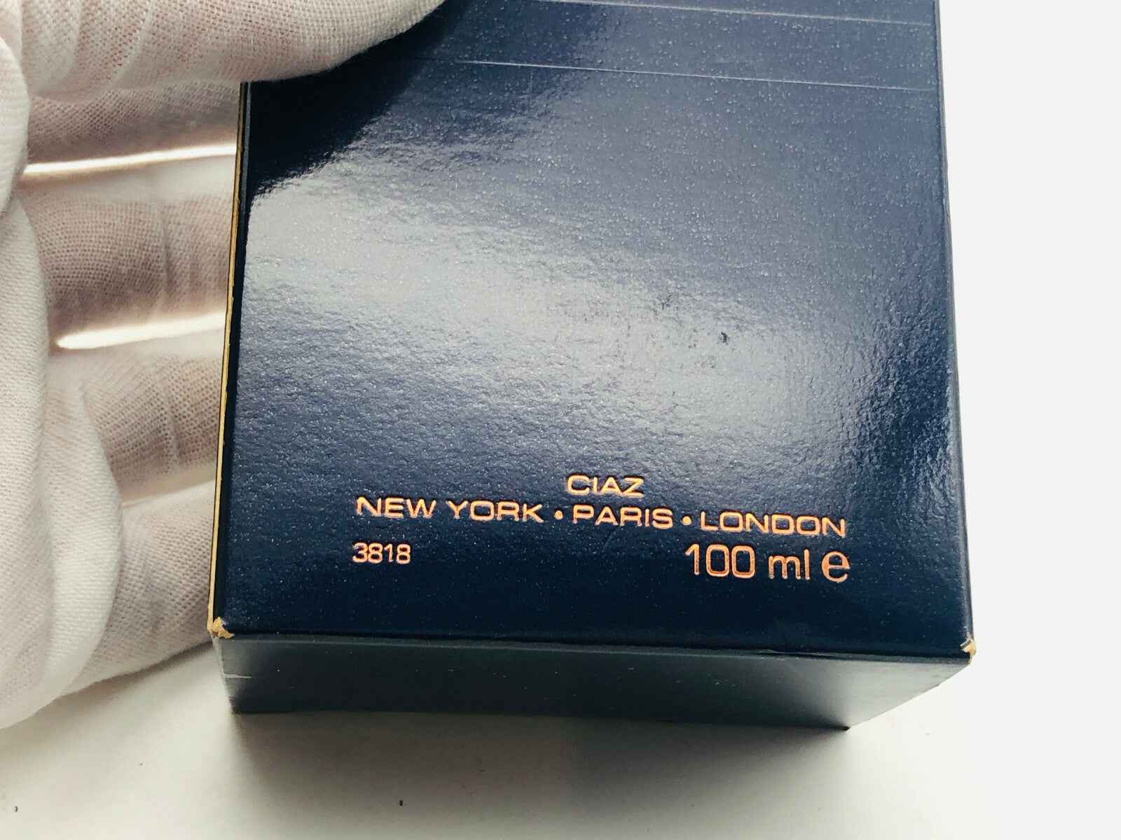 Scatola del profumo Revlon Ciaz Vintage, da 100 ml, con design elegante in blu scuro