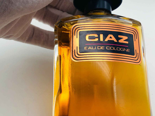Flacone di Revlon Ciaz Vintage Eau de Cologne con etichetta elegante in oro e ambra