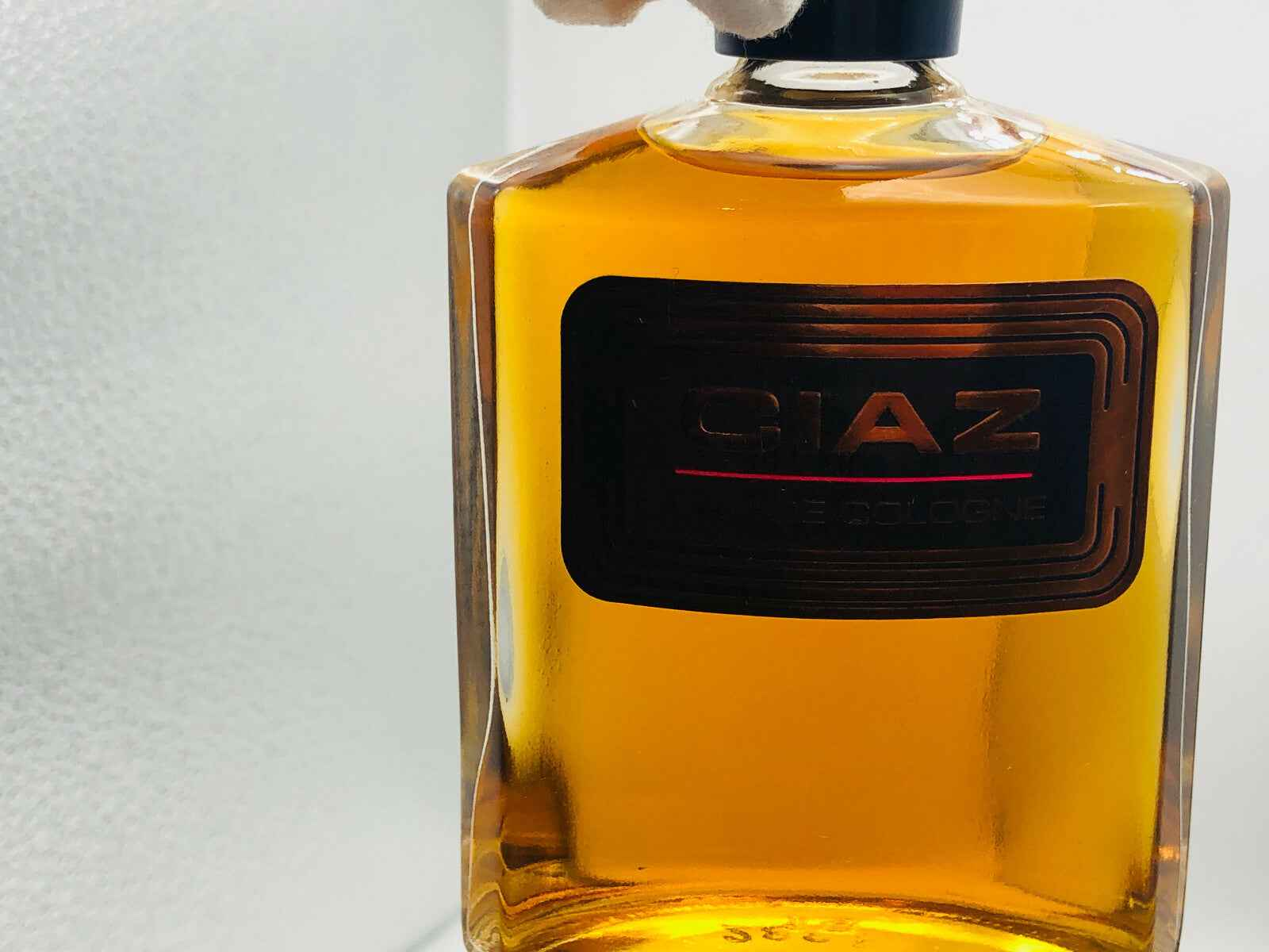 Flacone di profumo Revlon Ciaz Vintage con etichetta elegante e tonalità dorate