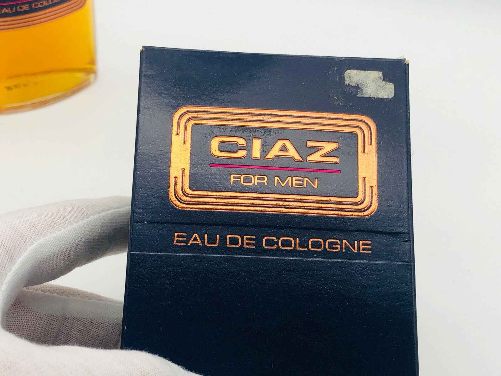 Scatola di profumo Revlon Ciaz Vintage per uomini con design elegante e logo distintivo
