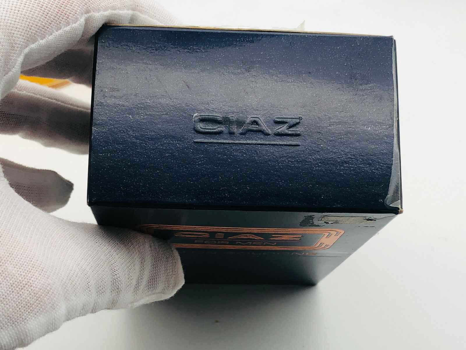 Scatola del profumo Revlon Ciaz Vintage con logo in rilievo sulla parte superiore