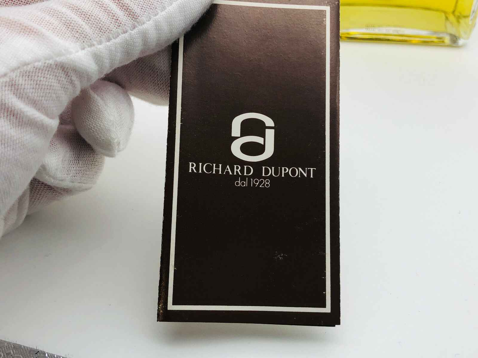 Etichetta del profumo Richard Dupont con logo del marchio e la scritta dal 1928