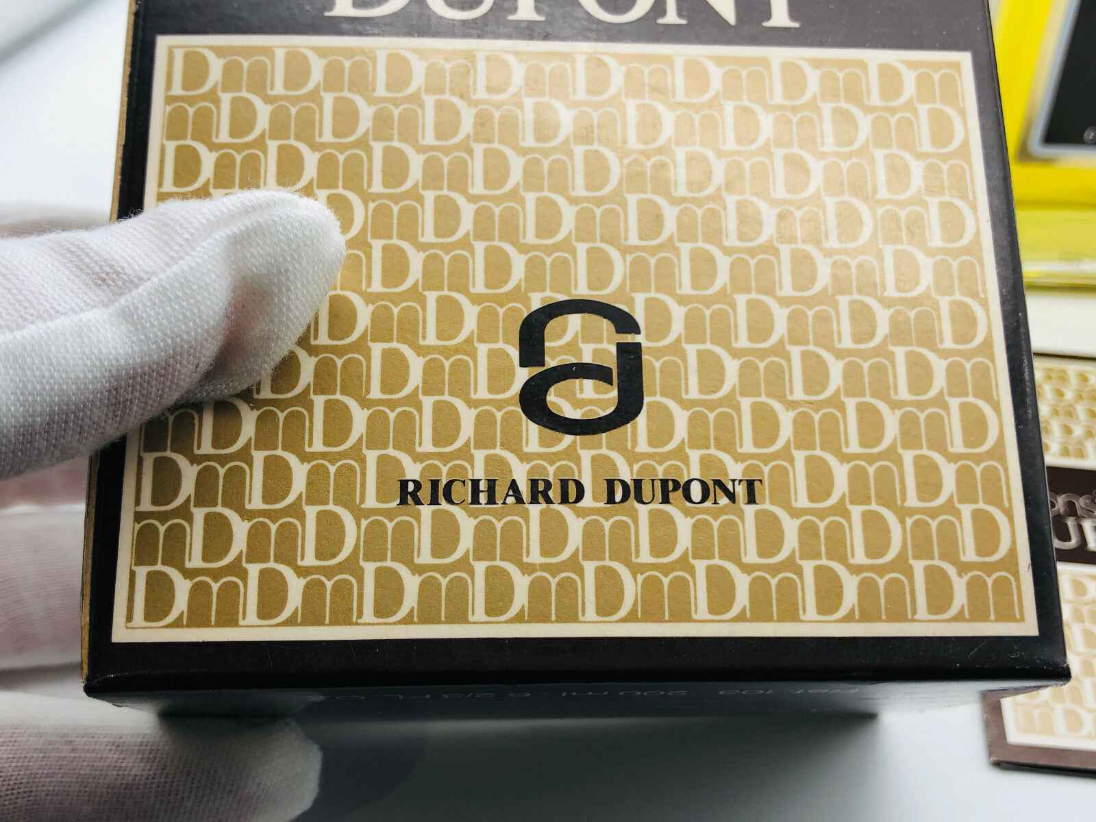 Scatola del profumo Richard Dupont con design elegante e logo distintivo in evidenza