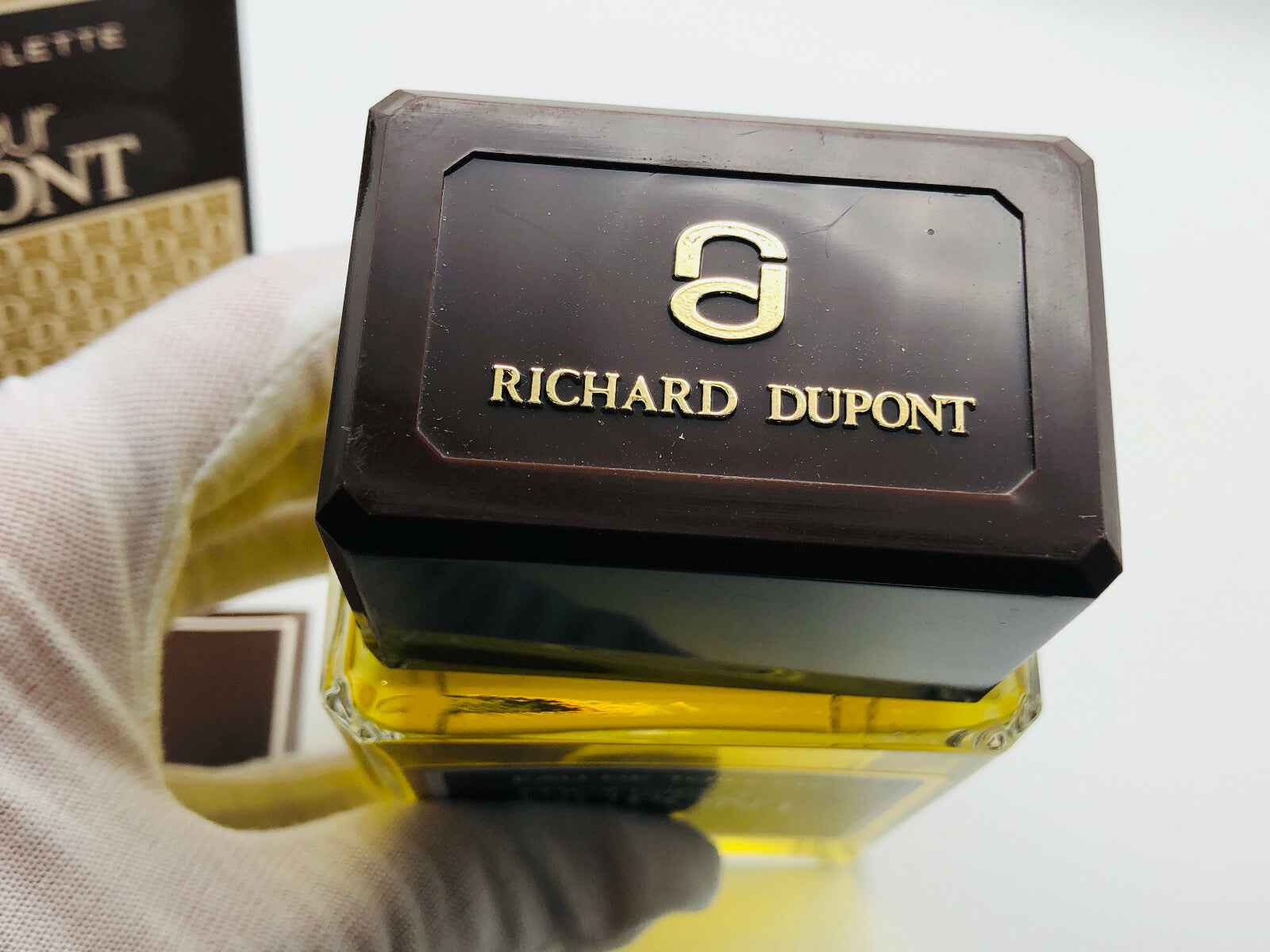 Flacone di Profumo Richard Dupont con tappo elegante e logo dorato in vista