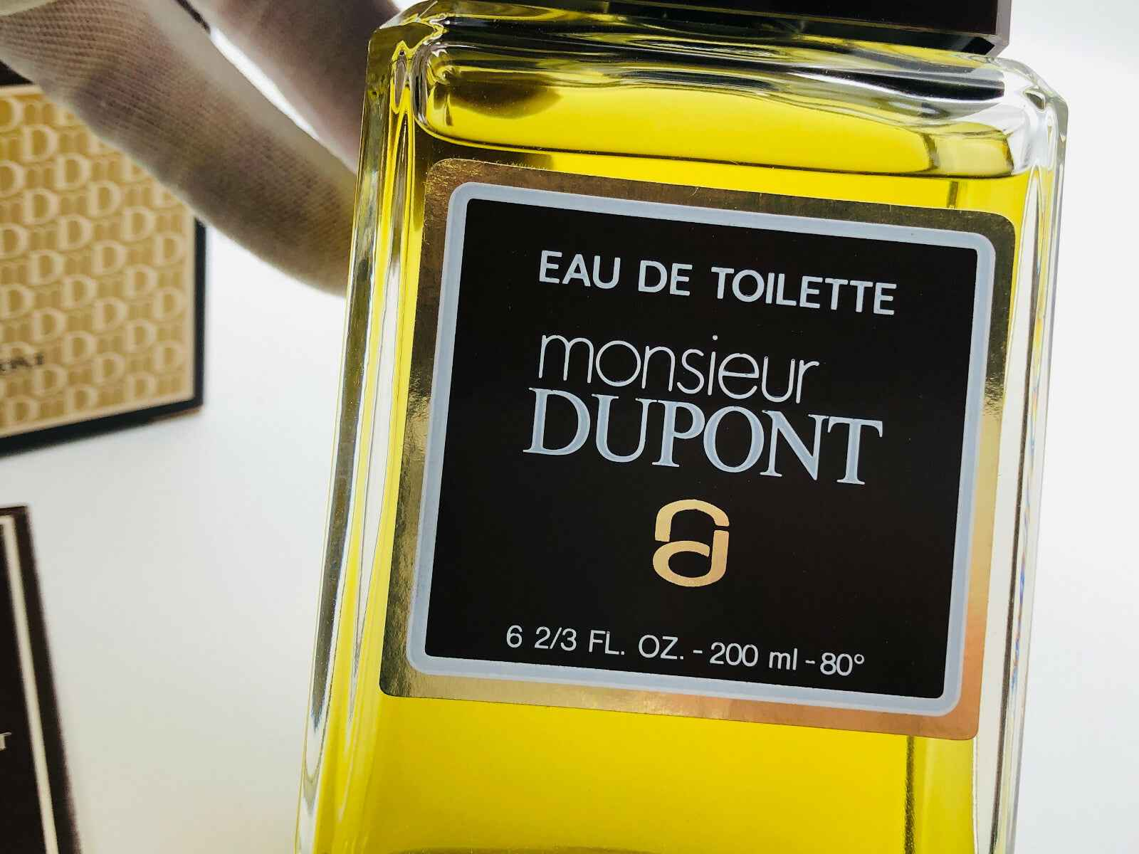 Flacone di Eau de Toilette Monsieur Dupont, profumo Richard Dupont con elegante design per un tocco di raffinatezza