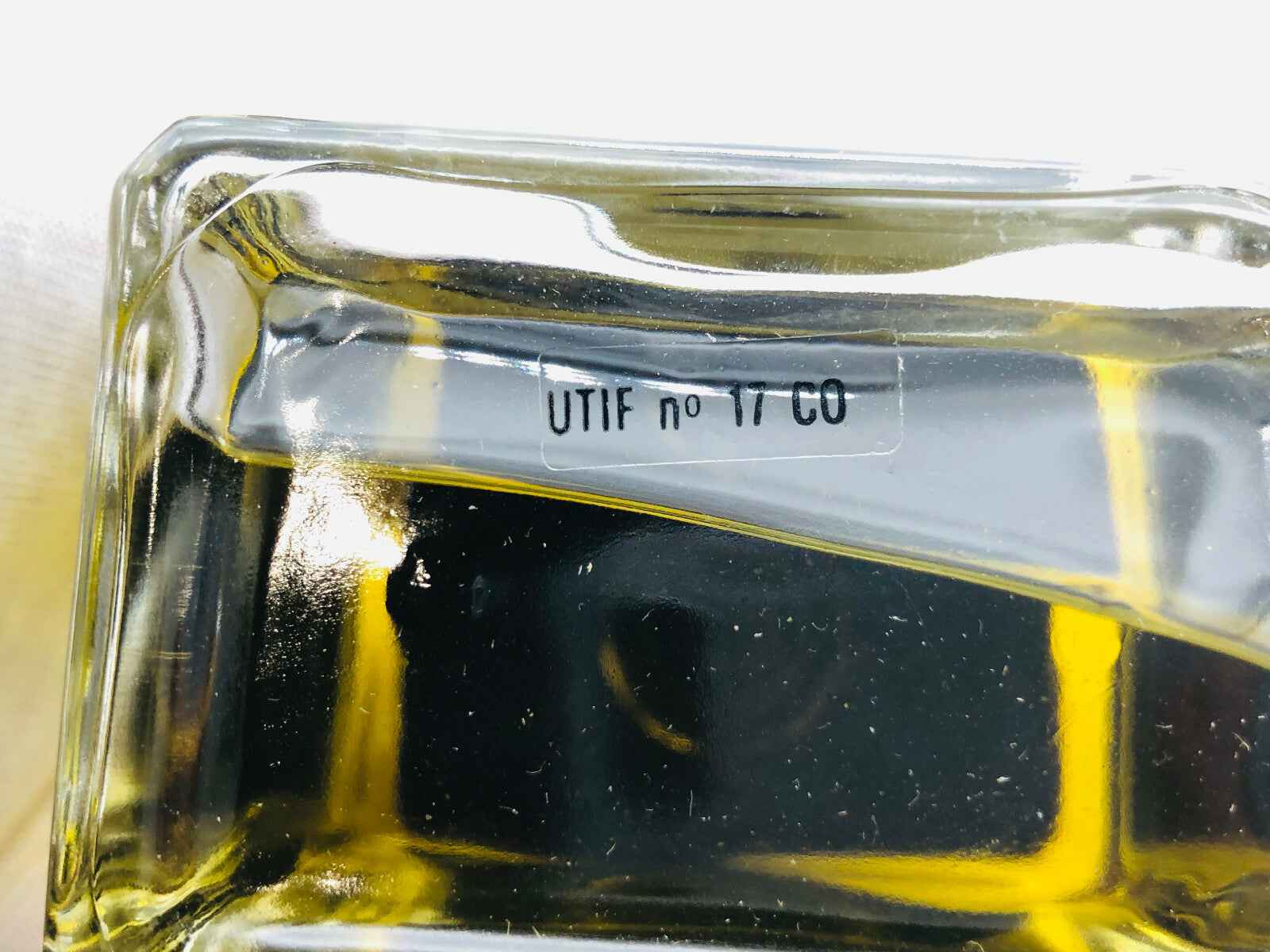 Flacone di profumo Richard Dupont con liquidità dorata e design elegante per un'eleganza senza tempo