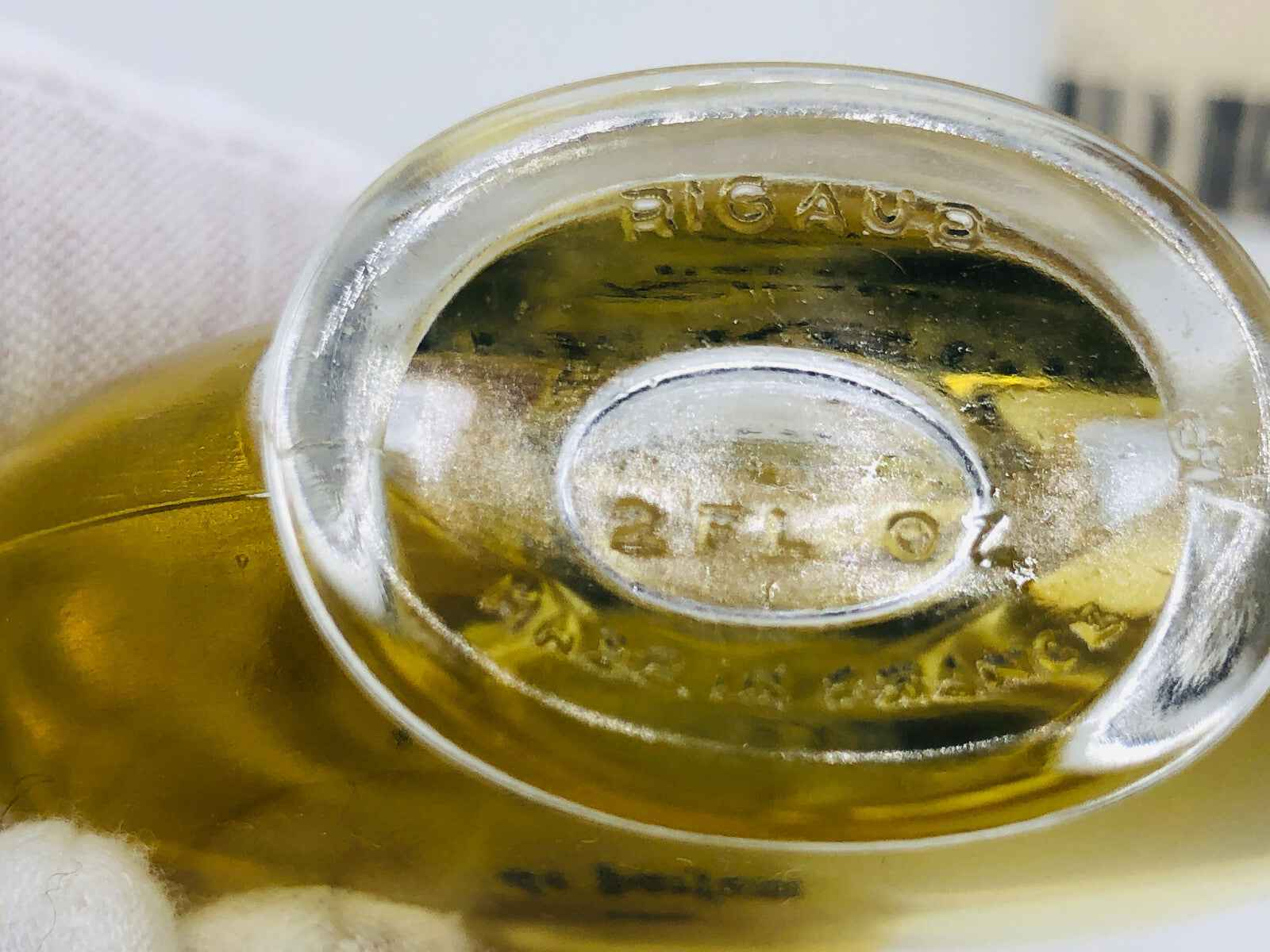 Bottiglia di profumo Rigaud Evereve Vintage con tappo elegante e design raffinato