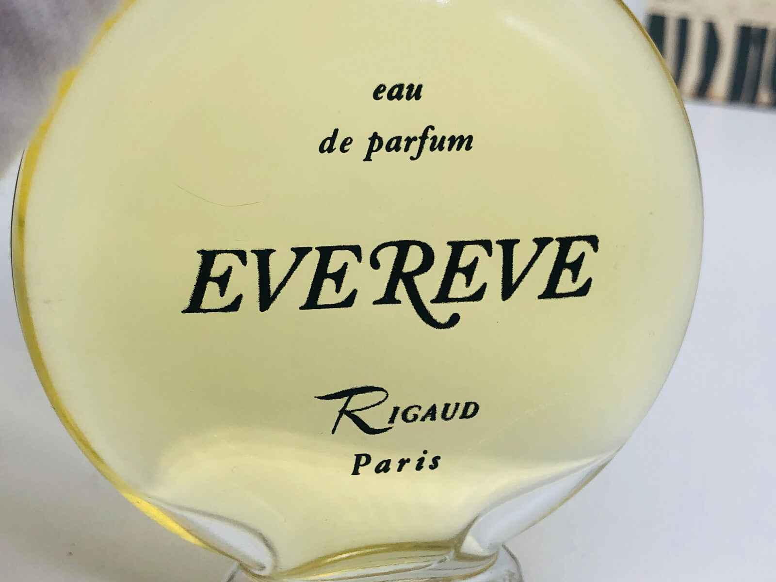Flacone di profumo Rigaud Evereve Vintage con etichetta in stile elegante, eau de parfum chiaro