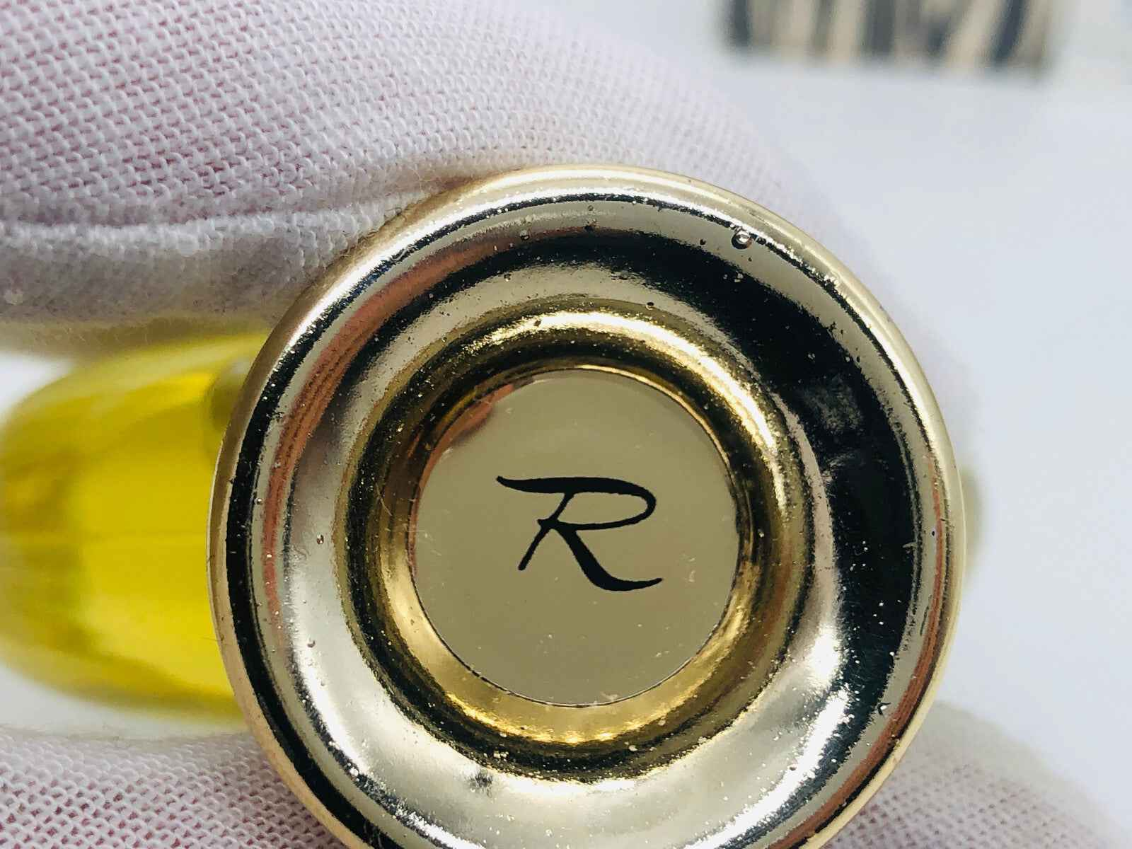 Chiusura del profumo Rigaud Evereve Vintage con logo elegante e rifiniture dorate