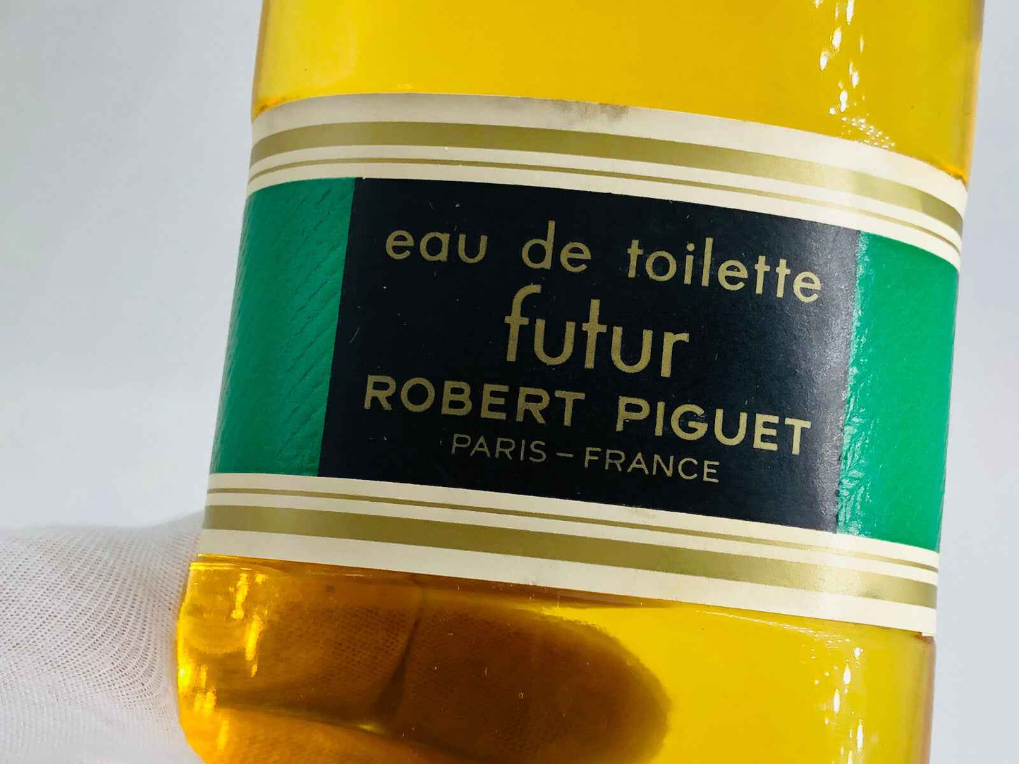Flacone di eau de toilette Robert Piguet Futur Vintage con etichetta elegante e design classico