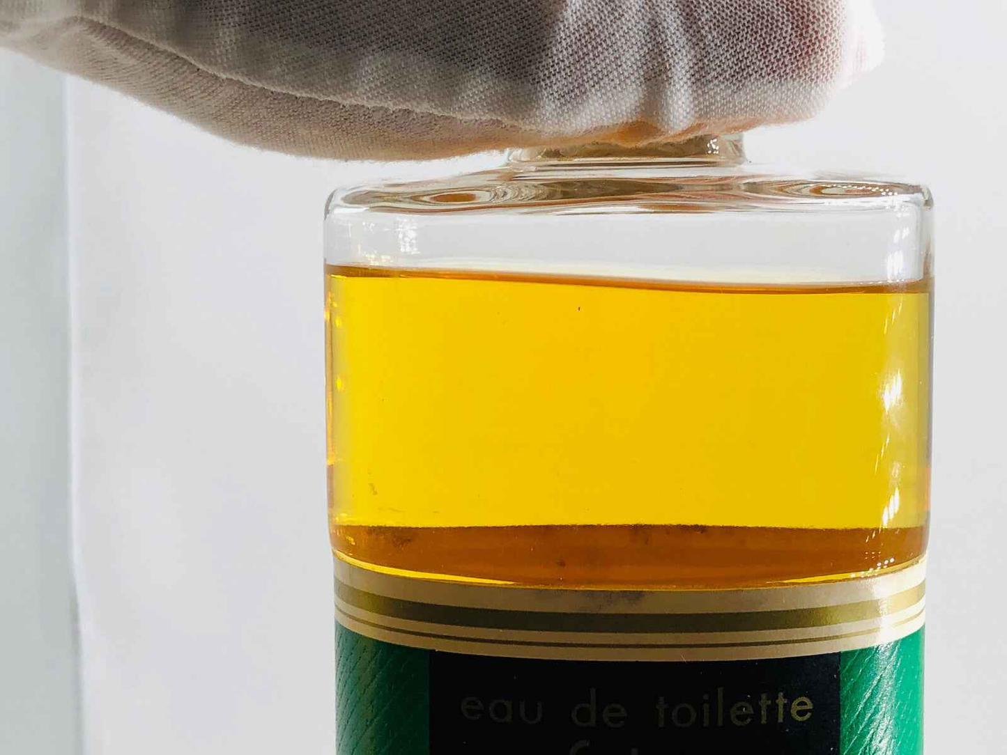 Flacone di profumo Robert Piguet Futur Vintage con liquido giallo e etichetta elegante