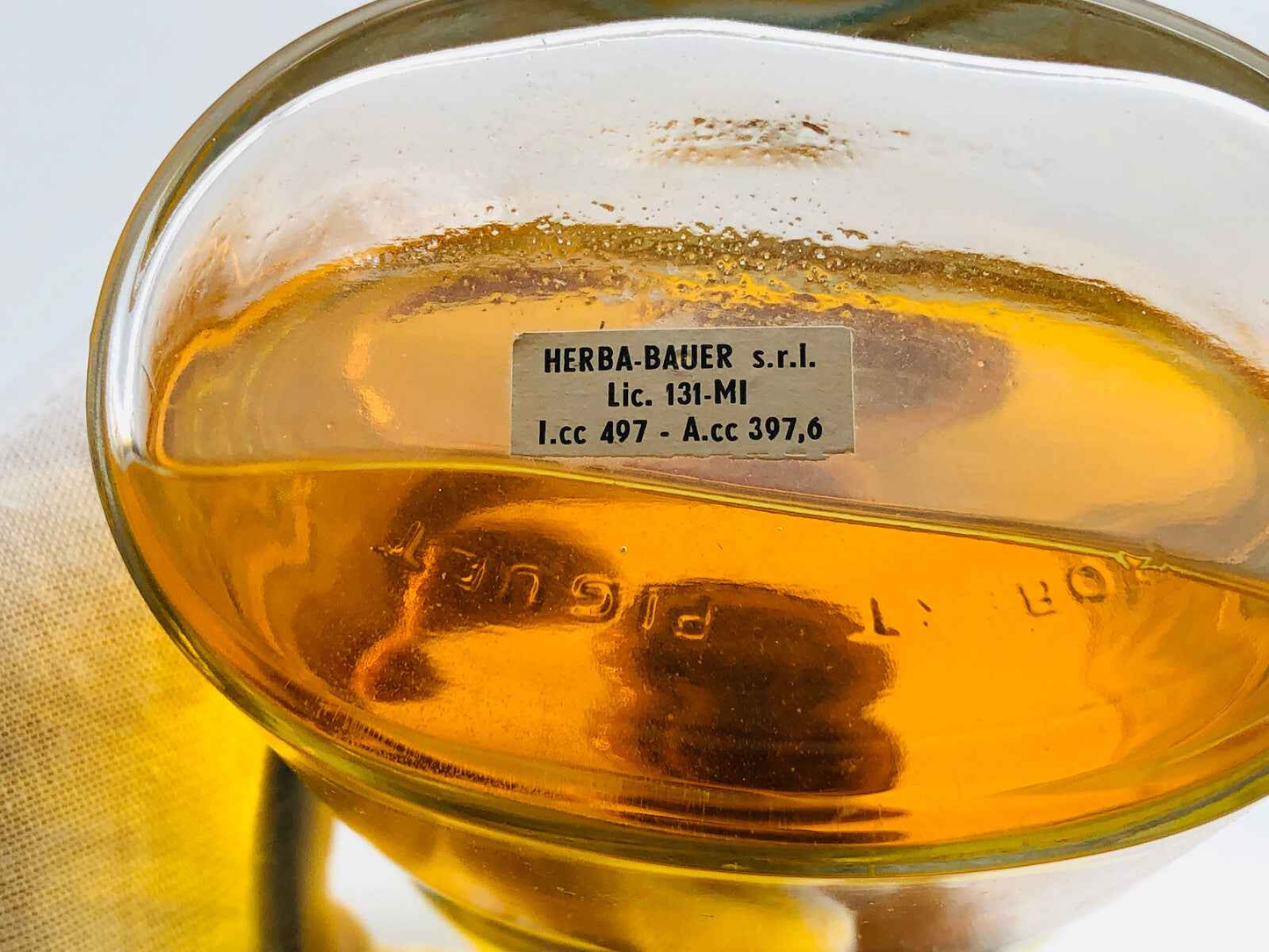 Flacone di profumo Robert Piguet Futur Vintage con liquido ambrato e etichetta distintiva