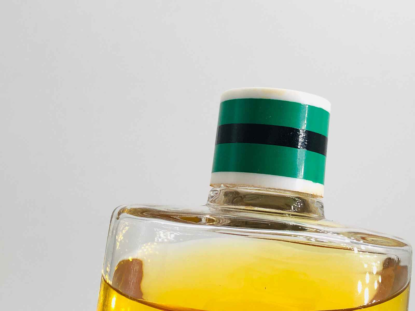 Flacone di profumo Robert Piguet Futur Vintage con tappo distintivo e liquido dorato