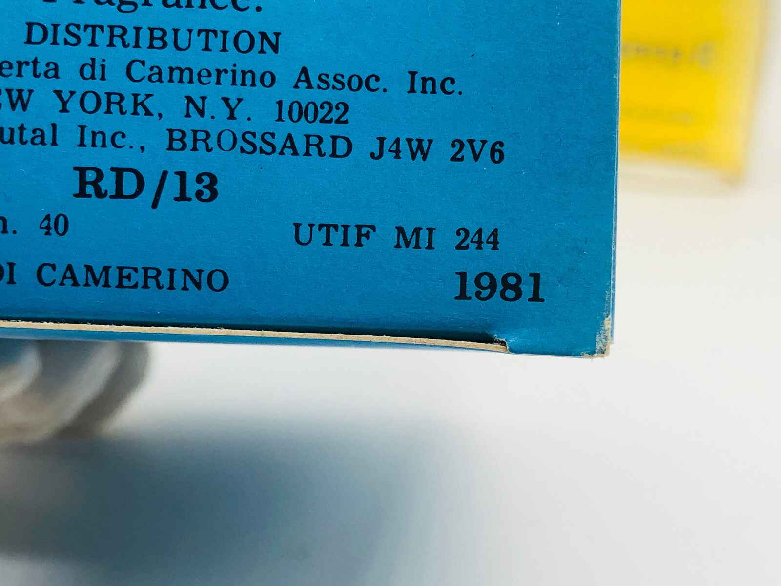 Etichetta di una fragranza Roberta Di Camerino Vintage con dettagli di distribuzione e anno 1981