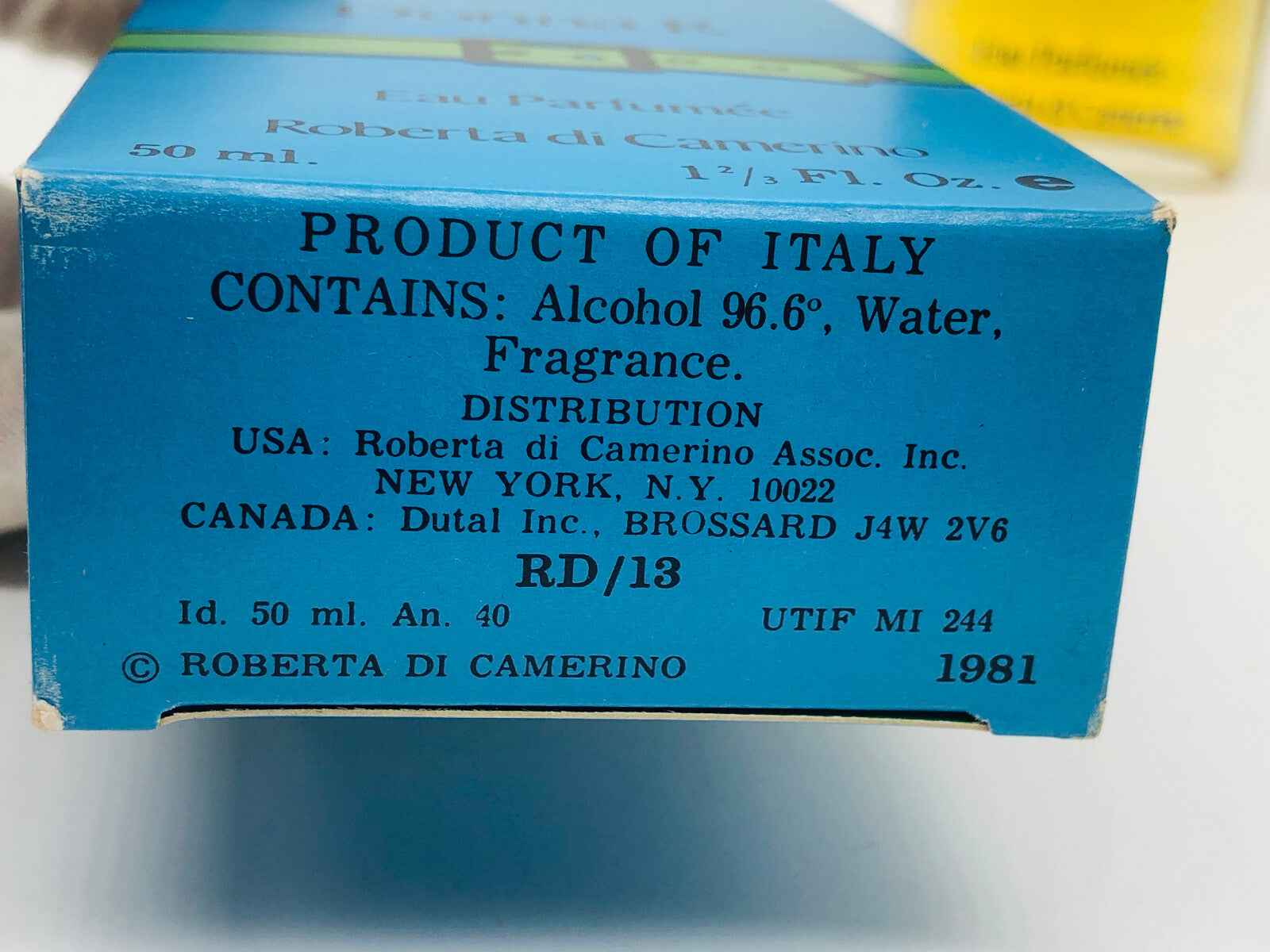 Scatola di profumo Roberta Di Camerino Vintage in un elegante confezione blu con dettagli di distribuzione
