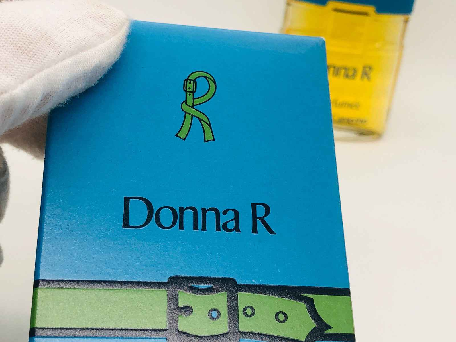 Scatola di profumo Roberta Di Camerino Vintage con logo e design elegante in blu