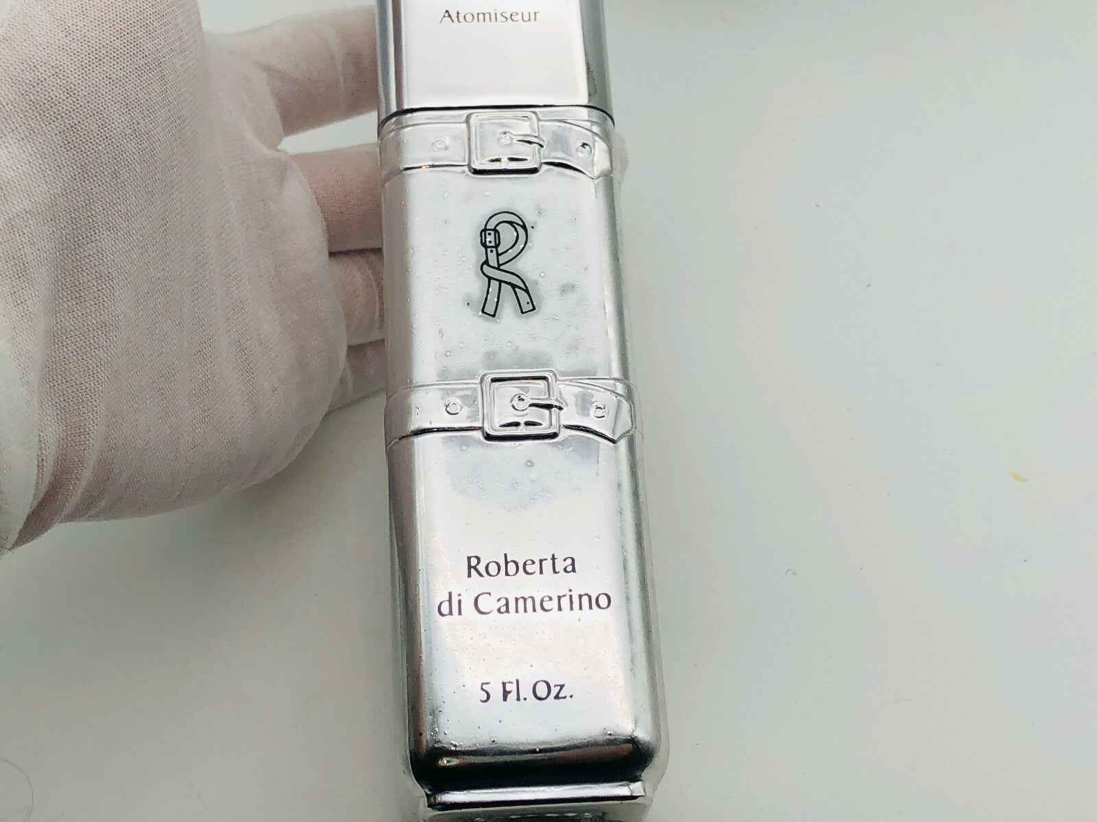 Flacone di profumo Roberta Di Camerino Vintage in metallo con logo distintivo e capacità di 5 oz