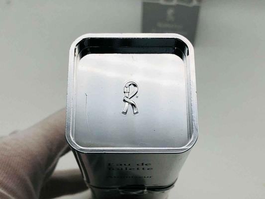 Scatola del profumo Roberta Di Camerino Vintage con logo distintivo sopra il tappo