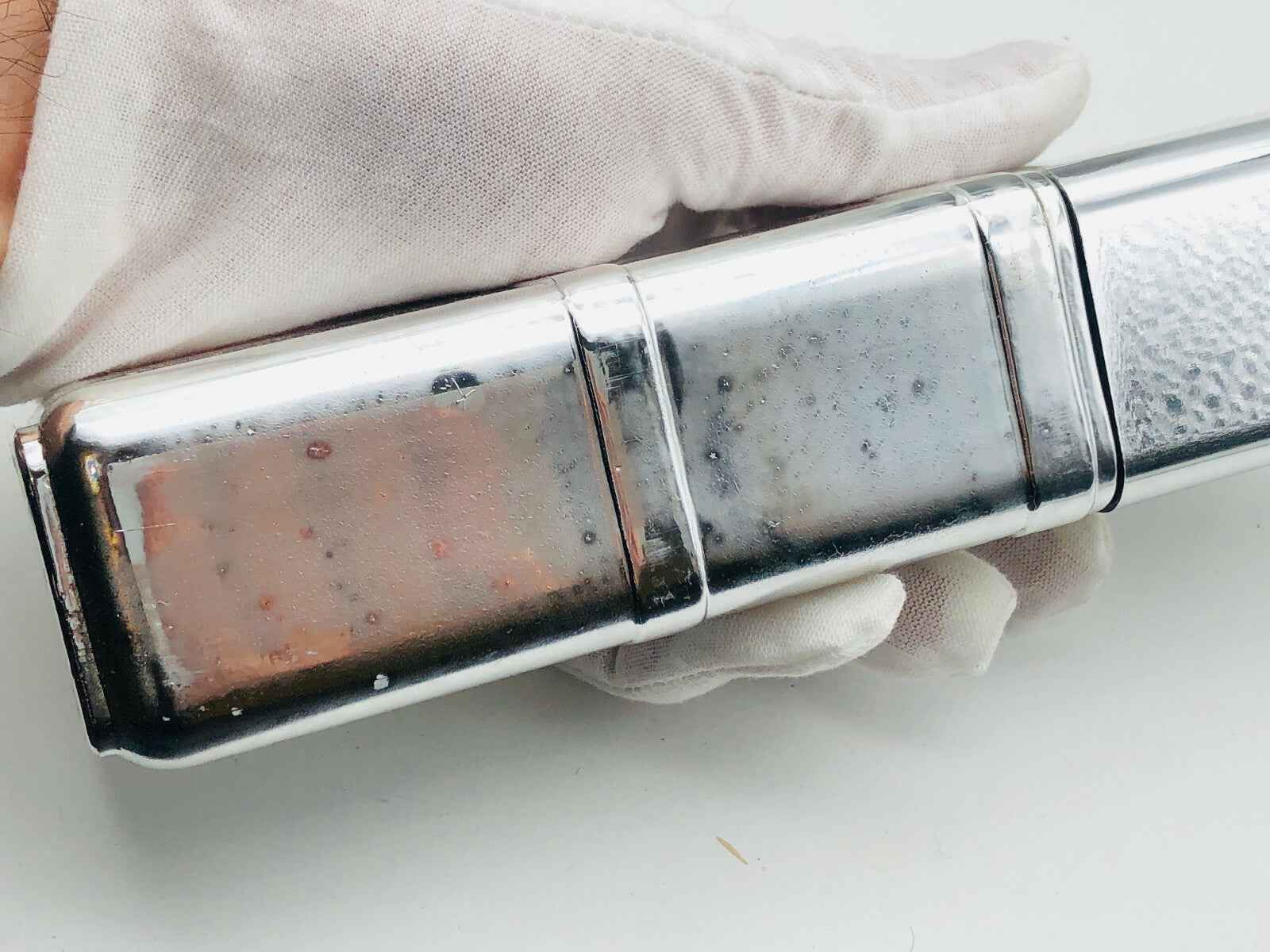 Flacone di profumo Roberta Di Camerino Vintage in metallo con design elegante e dettagli rifiniti