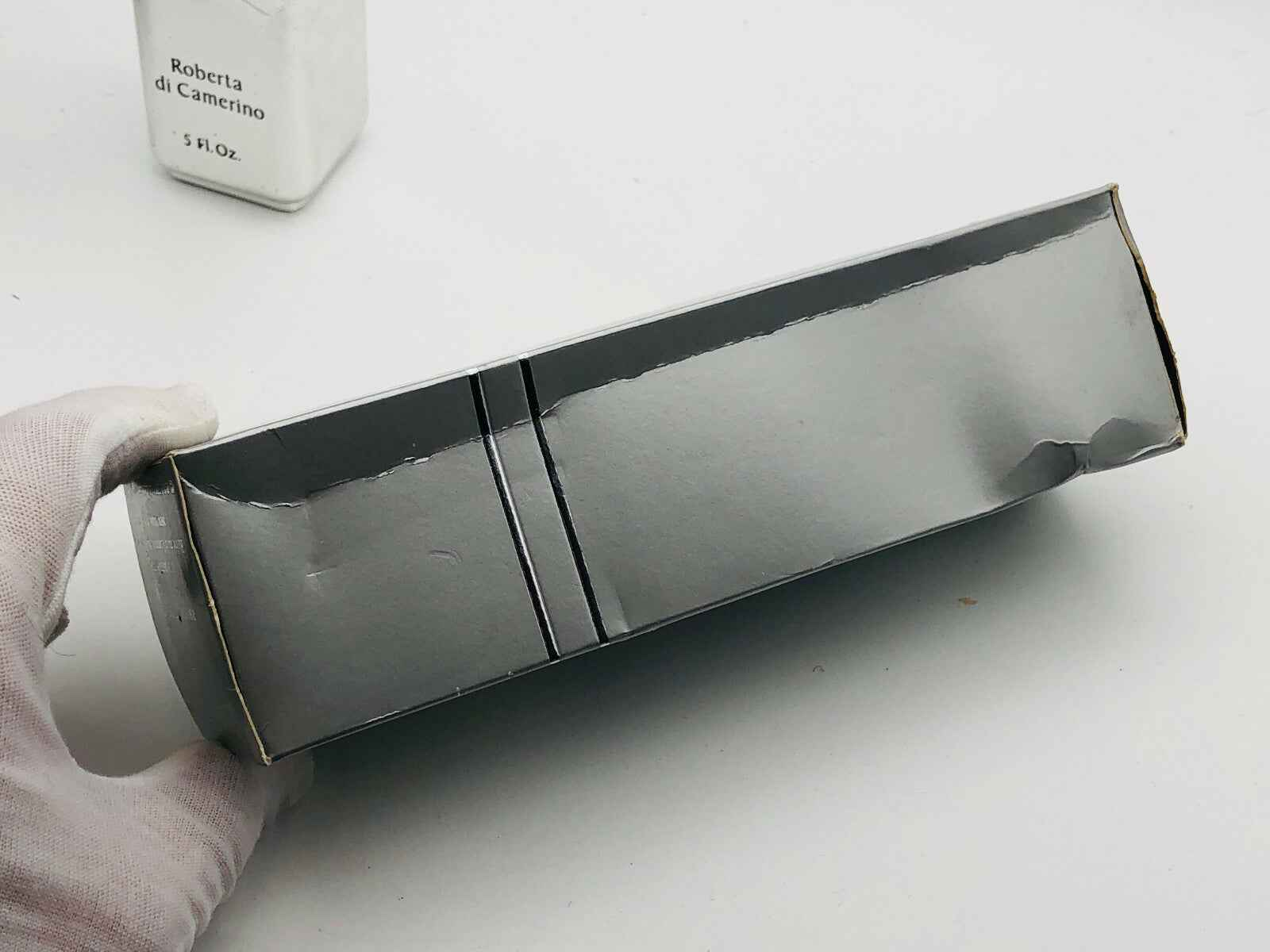 Scatola di profumo Roberta Di Camerino Vintage con finitura grigia lucida e design elegante