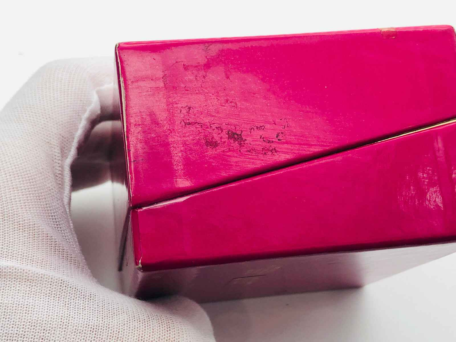 Confezione vintage di Roberto Capucci in fucsia con superficie lucida e angoli leggermente danneggiati